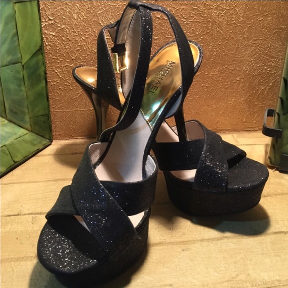 MK. Heels 👌🏼 - Picture 2 of 4